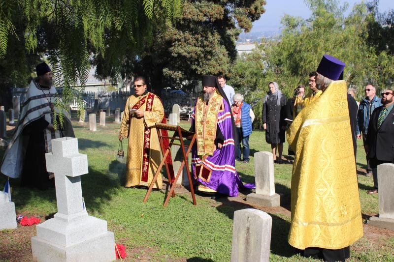 Молебен на кладбище Mary Island, США: священнослужители в ризах у надгробий
